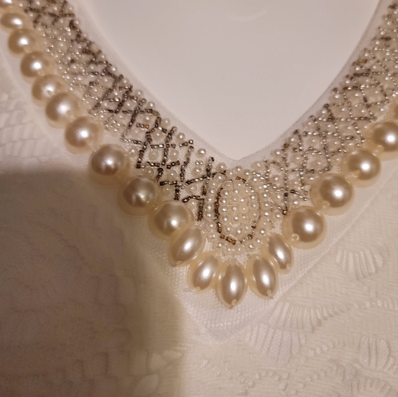 LA VANYA BEAUTIFUL LACY LADIES TOP SIZE MEDIUM/JEWELED PEARL NECKLIN - Picture 10 of 10
